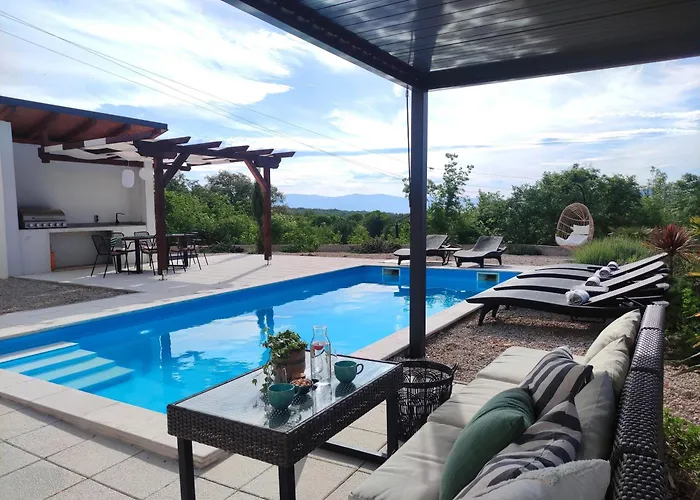 Lazy 8 Villa