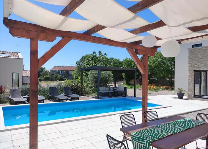 Lazy 8 Villa