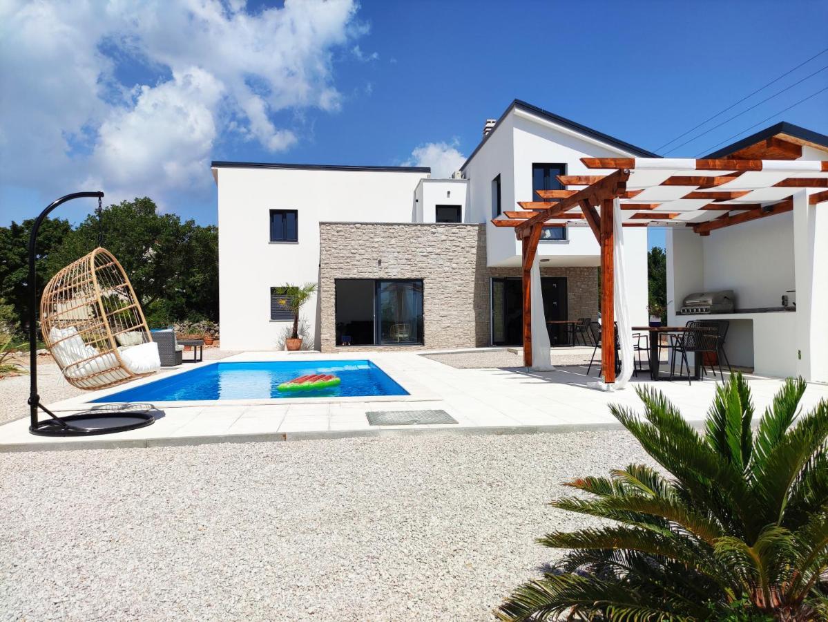 Lazy 8 Villa Garica