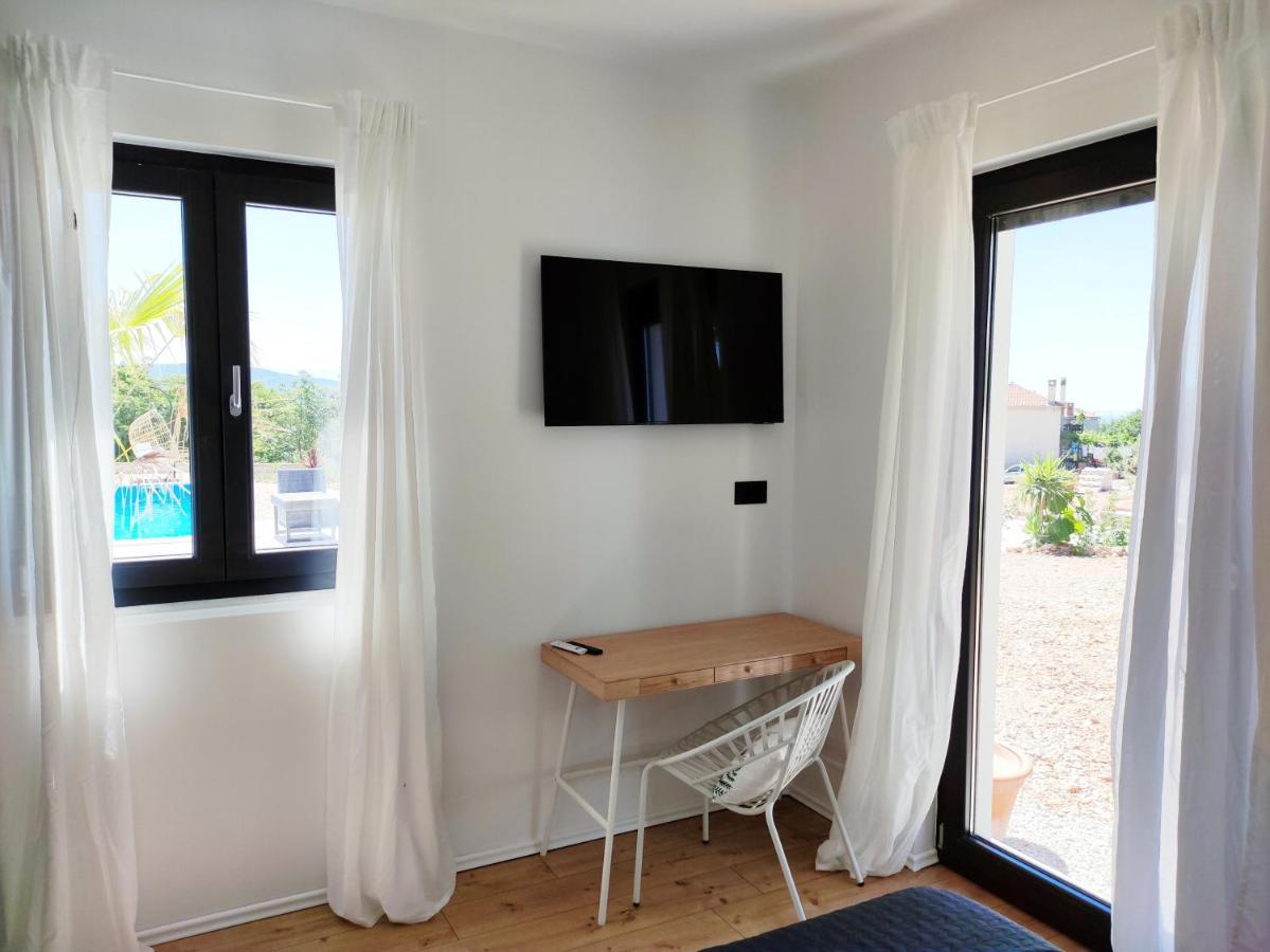Lazy 8 Villa *