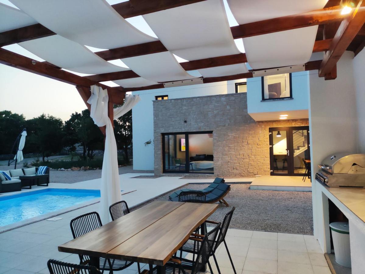 Lazy 8 Villa Garica